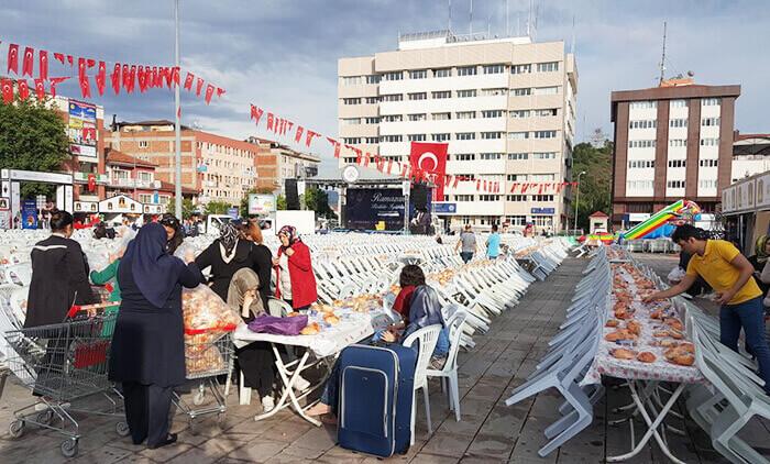 İzmir Pilav Dağıtımı